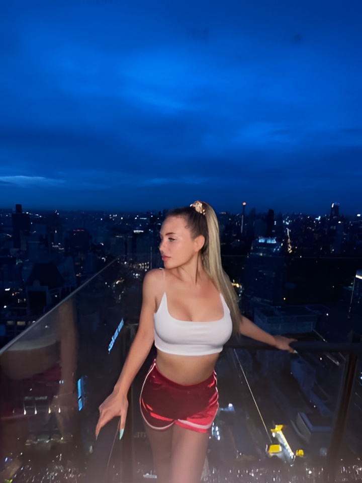 Римма привлекательная девушка из Сургута цена от 2000 руб